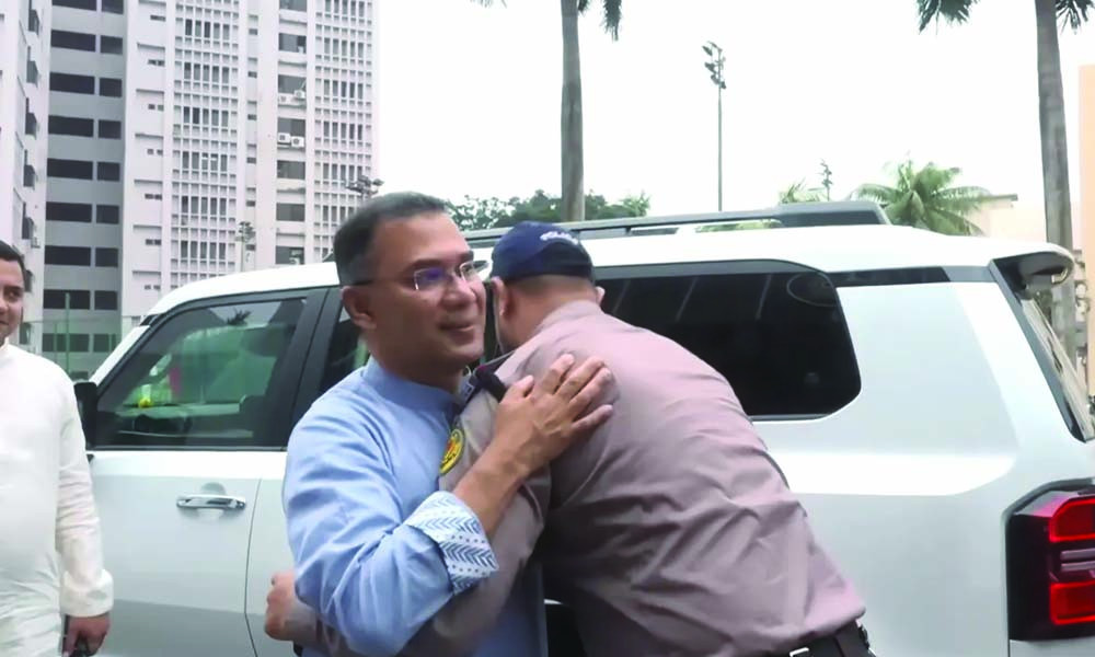 পুলিশ সার্জেন্টের সঙ্গে কোলাকুলি, প্রশংসায় ভাসছেন প্রধানমন্ত্রী