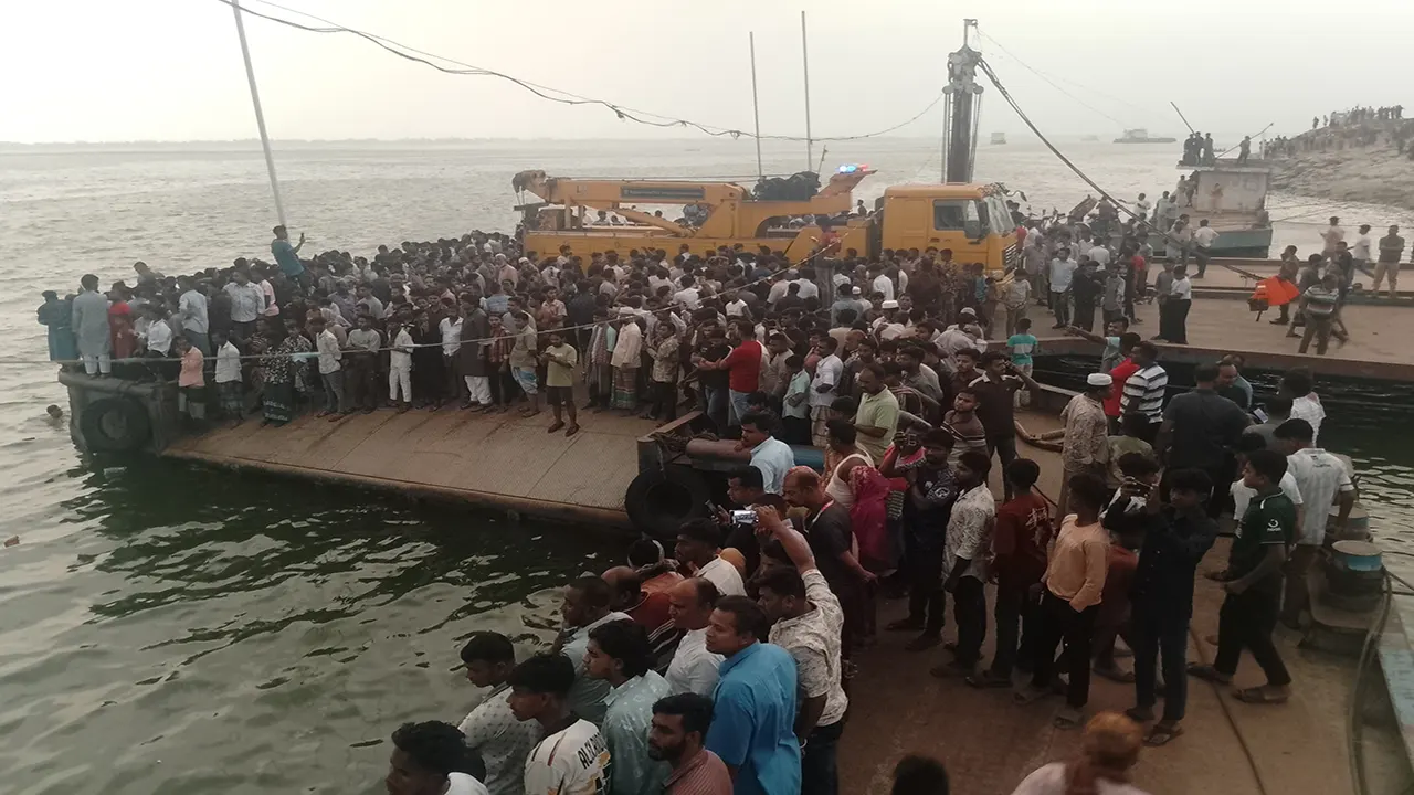 বাস উল্টে নদীতে : ৪ জনের ম’রদেহ উদ্ধার, নিখোঁ’জ ৪৫