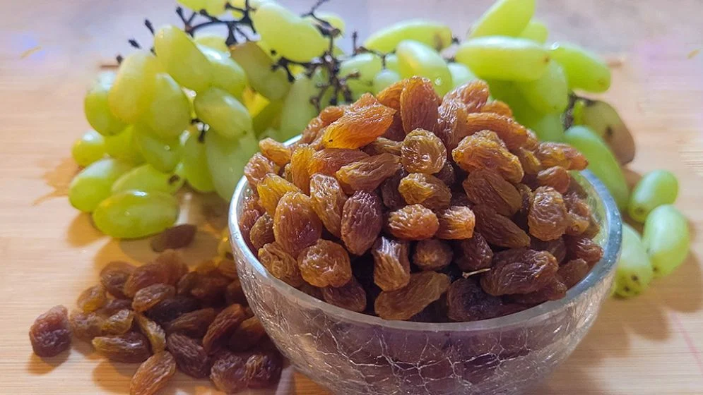 আ’ঙুর না কি’শমিশ, স্বা’স্থ্যগু’ণে কোনটি এ’গিয়ে? জেনে নিন